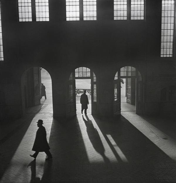 Roman Vishniac, Train Station